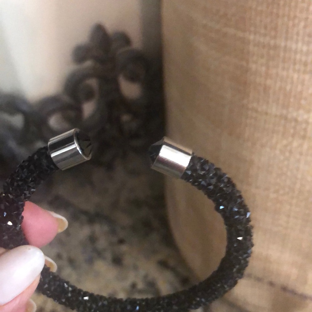 CRYSTAL ENERGY BANGLE/BRACELET WITH CRYSTAL SWAROWSKI END CAPS